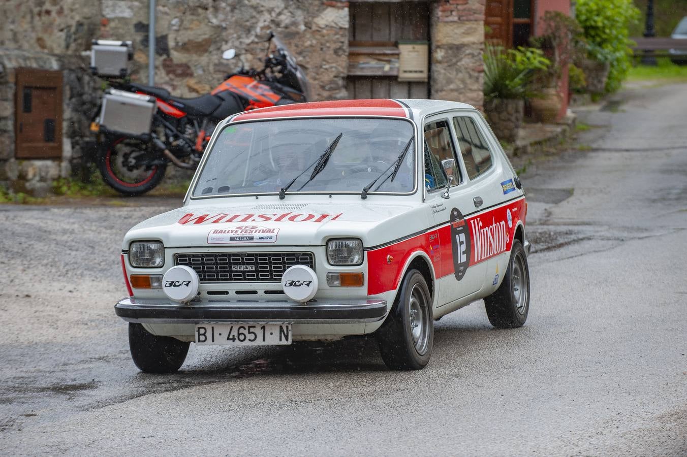 Seat 127 con la publicidad de una conocida firma tabaquera.
