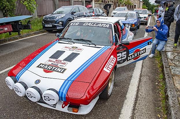 Un aficionado fotografía el FIAT C 1/9 Dalara de Yohan Valusek.