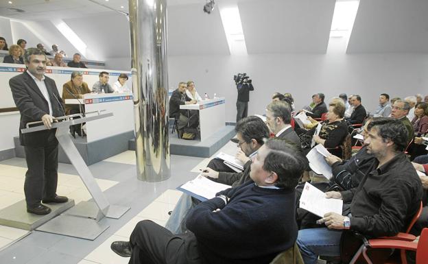 Imagen principal - José Guerrero interveniendo en un comité regional en 2008; junto a Martín Berriolope y Lola Gorostiaga en 2007 y en una sesión parlamentaria en el año 2000 