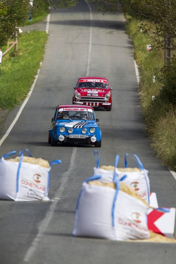 Dos vehículos llegan casi a la para a una de las chicanes.