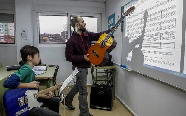 Clase de guitarra de la Escuela Municipal de Música en una de las aulas del IES Zapatón. :: LUIS PALOMEQUE
