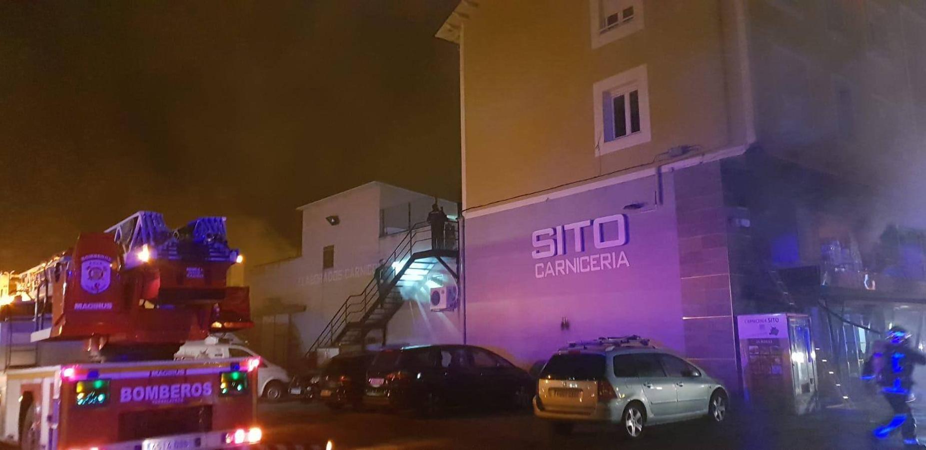 Un incendio ocurrido a la una de la madrugada ha ocasionado importantes daños en la carnicería Sito, situada frente a la gasolinera de Barreda (Torrelavega)