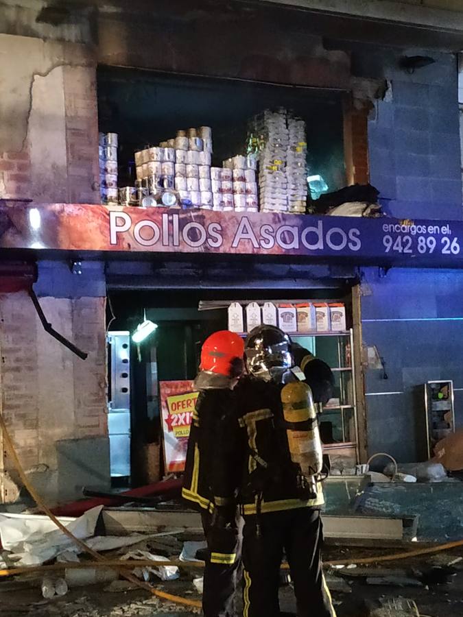 Un incendio ocurrido a la una de la madrugada ha ocasionado importantes daños en la carnicería Sito, situada frente a la gasolinera de Barreda (Torrelavega)