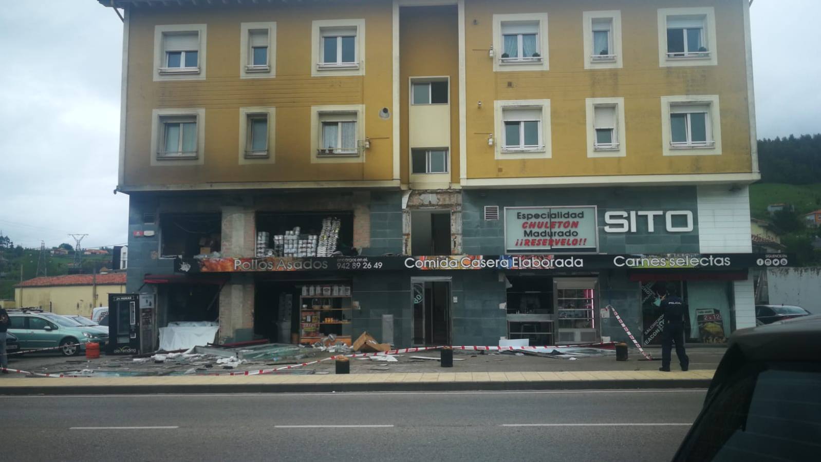 Un incendio ocurrido a la una de la madrugada ha ocasionado importantes daños en la carnicería Sito, situada frente a la gasolinera de Barreda (Torrelavega)