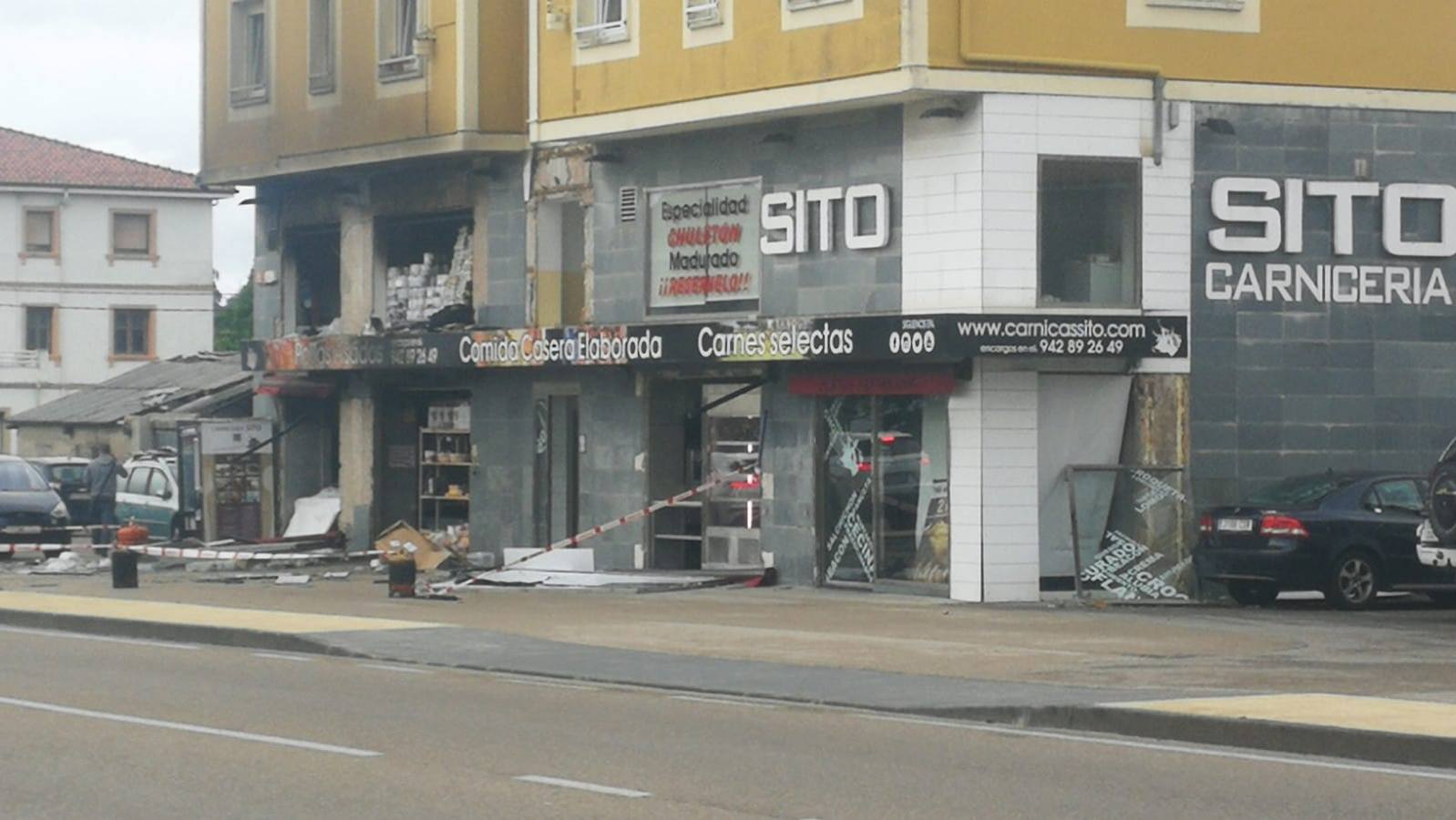 Un incendio ocurrido a la una de la madrugada ha ocasionado importantes daños en la carnicería Sito, situada frente a la gasolinera de Barreda (Torrelavega)