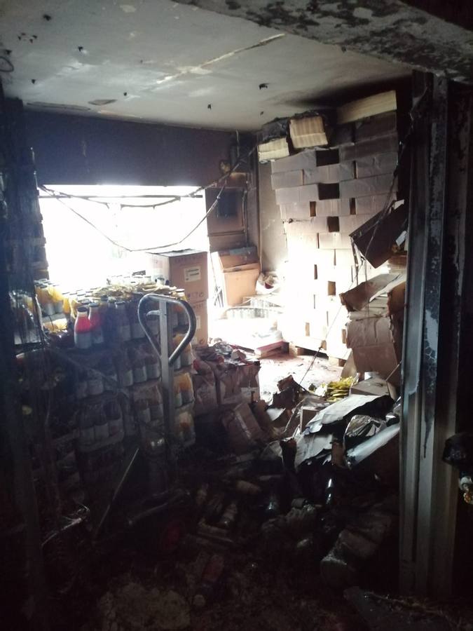 Un incendio ocurrido a la una de la madrugada ha ocasionado importantes daños en la carnicería Sito, situada frente a la gasolinera de Barreda (Torrelavega)