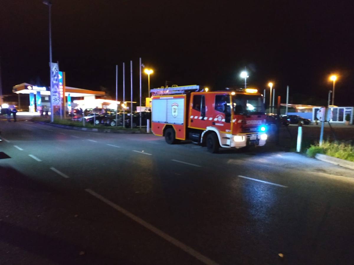 Un incendio ocurrido a la una de la madrugada ha ocasionado importantes daños en la carnicería Sito, situada frente a la gasolinera de Barreda (Torrelavega)