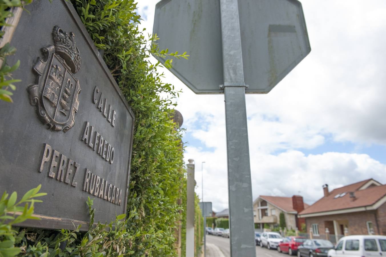 Banderas a media asta y tres días de luto oficial en honor de Alfredo Pérez Rubalcaba, ilustre vecino de Medio Cudeyo, donde una calle lleva su nombre y el Ayuntamiento busca otras actuaciones para honrar su memoria
