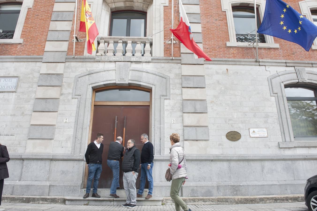 Banderas a media asta y tres días de luto oficial en honor de Alfredo Pérez Rubalcaba, ilustre vecino de Medio Cudeyo, donde una calle lleva su nombre y el Ayuntamiento busca otras actuaciones para honrar su memoria