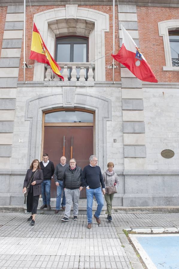 Banderas a media asta y tres días de luto oficial en honor de Alfredo Pérez Rubalcaba, ilustre vecino de Medio Cudeyo, donde una calle lleva su nombre y el Ayuntamiento busca otras actuaciones para honrar su memoria