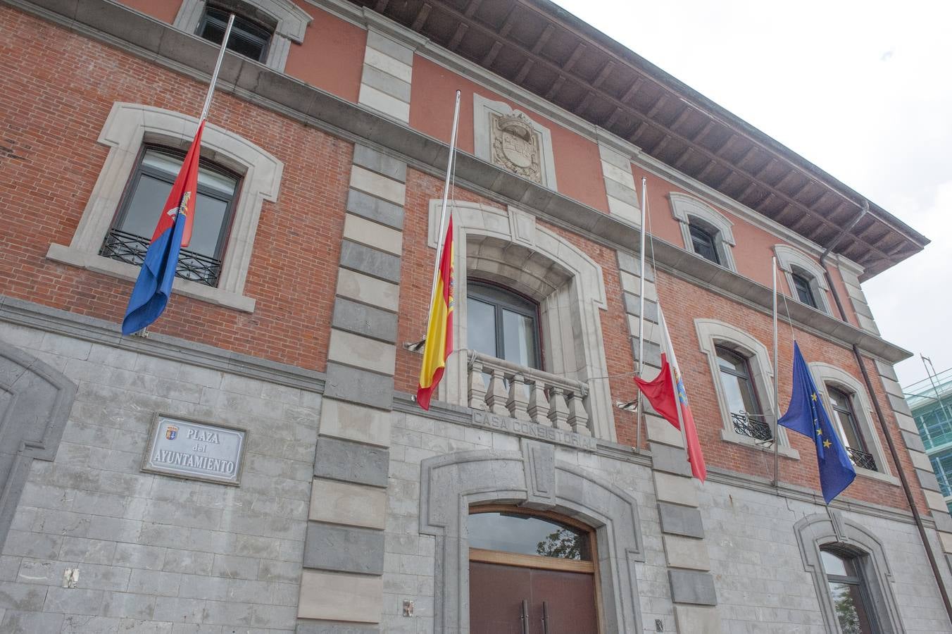 Banderas a media asta y tres días de luto oficial en honor de Alfredo Pérez Rubalcaba, ilustre vecino de Medio Cudeyo, donde una calle lleva su nombre y el Ayuntamiento busca otras actuaciones para honrar su memoria