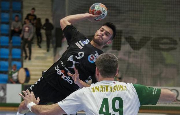 Torriko lanza a portería en el partido de ayer en Pamplona. :: edu sanz