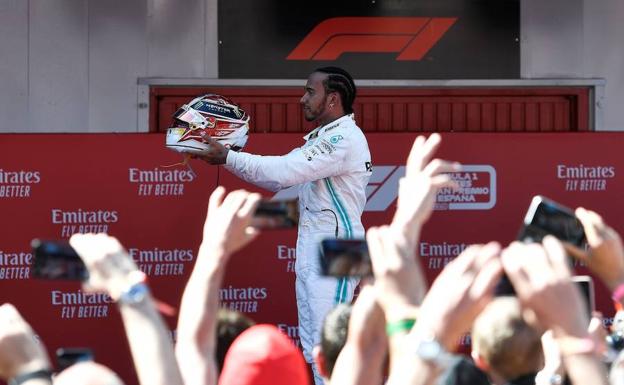 Lewis Hamilton celebra la victoria. 