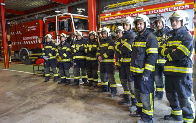 Los nuevos bomberos de Camargo, durante uno de los cursos de formación en el parque de Trascueto :: m. causo