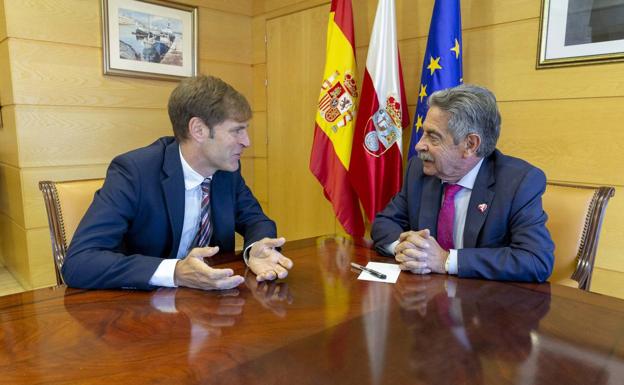 Conde y Revilla se han reunido por primera vez este lunes en el Gobierno de Cantabria.