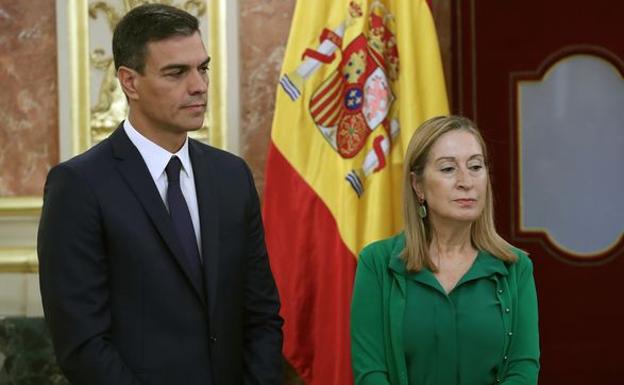 El presidente del Gobierno en funciones, Pedro Sánchez, y la presidenta del Congreso, Ana Pastor.