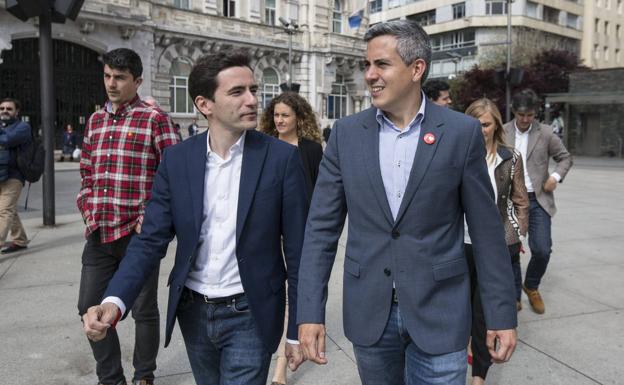 Pablo Zuloaga, junto al candidato a la alcaldía de Santander, Pedro Casares, en la Plaza del Ayuntamiento de Santander .