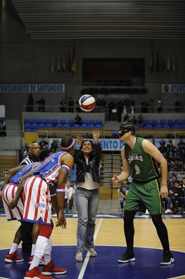 Los Harlem Globetrotters, un equipo que nació allá por 1926 en Illinois llegó este ounes a Santander, dentro de su gira 'Fan Powered World Tour', con un show dedicado a sus seguidores y que ha combinado buen basket, malabares, humor y sobre todo ha tenido al público como protagonista. Este lunes los míticos Globetrotters han estado en el Palacio de los Deportes, donde han sido recibidos por la alcaldesa santanderina, Gema Igual y por cientos de entregados seguidores, que han disfrutado de su espectáculo y de su partido ante los Washington Generals, a los que, como es habitual, han ganado 