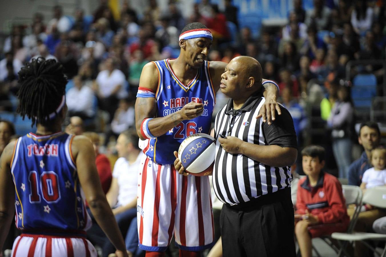 Los Harlem Globetrotters, un equipo que nació allá por 1926 en Illinois llegó este ounes a Santander, dentro de su gira 'Fan Powered World Tour', con un show dedicado a sus seguidores y que ha combinado buen basket, malabares, humor y sobre todo ha tenido al público como protagonista. Este lunes los míticos Globetrotters han estado en el Palacio de los Deportes, donde han sido recibidos por la alcaldesa santanderina, Gema Igual y por cientos de entregados seguidores, que han disfrutado de su espectáculo y de su partido ante los Washington Generals, a los que, como es habitual, han ganado 