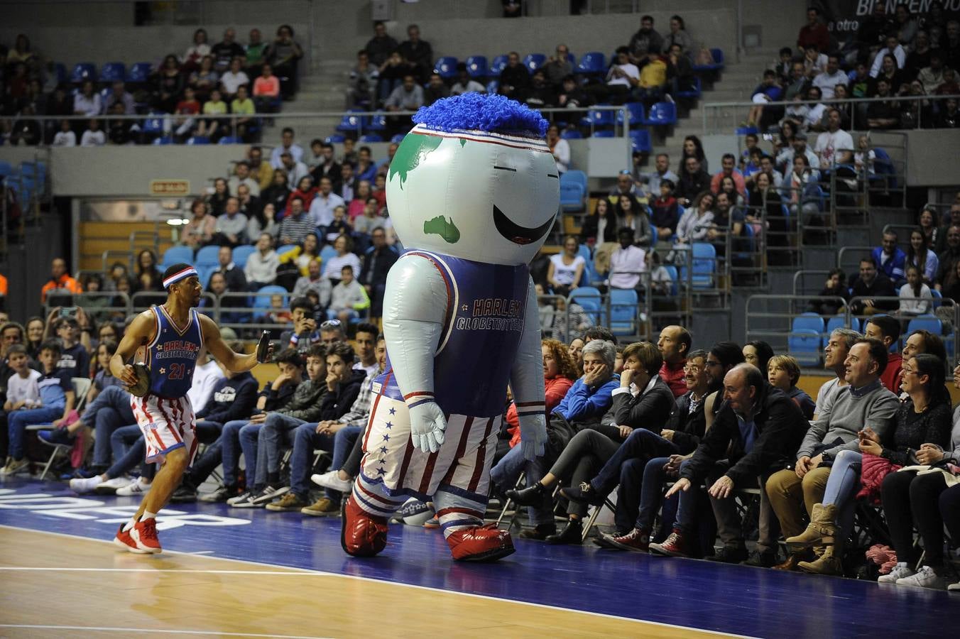 Los Harlem Globetrotters, un equipo que nació allá por 1926 en Illinois llegó este ounes a Santander, dentro de su gira 'Fan Powered World Tour', con un show dedicado a sus seguidores y que ha combinado buen basket, malabares, humor y sobre todo ha tenido al público como protagonista. Este lunes los míticos Globetrotters han estado en el Palacio de los Deportes, donde han sido recibidos por la alcaldesa santanderina, Gema Igual y por cientos de entregados seguidores, que han disfrutado de su espectáculo y de su partido ante los Washington Generals, a los que, como es habitual, han ganado 