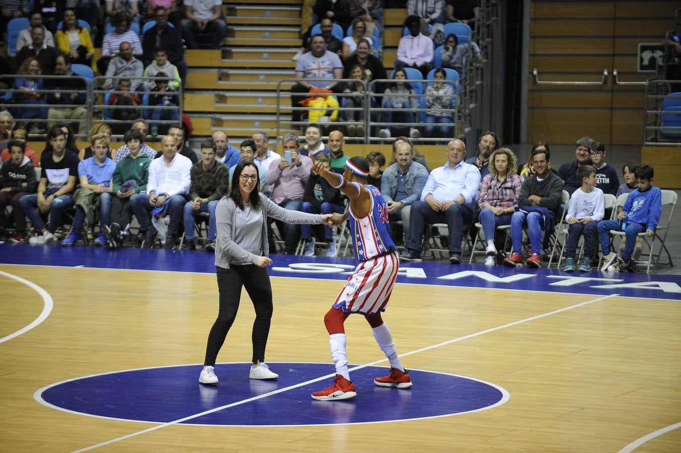 Los Harlem Globetrotters, un equipo que nació allá por 1926 en Illinois llegó este ounes a Santander, dentro de su gira 'Fan Powered World Tour', con un show dedicado a sus seguidores y que ha combinado buen basket, malabares, humor y sobre todo ha tenido al público como protagonista. Este lunes los míticos Globetrotters han estado en el Palacio de los Deportes, donde han sido recibidos por la alcaldesa santanderina, Gema Igual y por cientos de entregados seguidores, que han disfrutado de su espectáculo y de su partido ante los Washington Generals, a los que, como es habitual, han ganado 