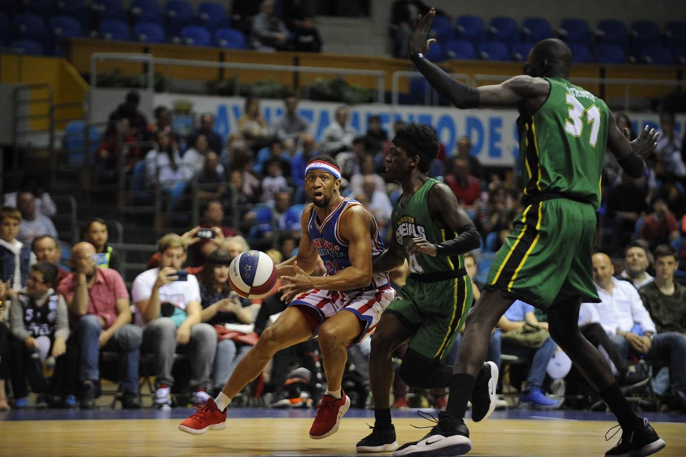 Los Harlem Globetrotters, un equipo que nació allá por 1926 en Illinois llegó este ounes a Santander, dentro de su gira 'Fan Powered World Tour', con un show dedicado a sus seguidores y que ha combinado buen basket, malabares, humor y sobre todo ha tenido al público como protagonista. Este lunes los míticos Globetrotters han estado en el Palacio de los Deportes, donde han sido recibidos por la alcaldesa santanderina, Gema Igual y por cientos de entregados seguidores, que han disfrutado de su espectáculo y de su partido ante los Washington Generals, a los que, como es habitual, han ganado 