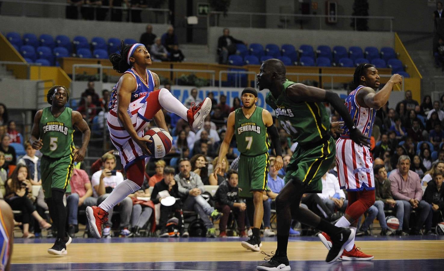 Los Harlem Globetrotters, un equipo que nació allá por 1926 en Illinois llegó este ounes a Santander, dentro de su gira 'Fan Powered World Tour', con un show dedicado a sus seguidores y que ha combinado buen basket, malabares, humor y sobre todo ha tenido al público como protagonista. Este lunes los míticos Globetrotters han estado en el Palacio de los Deportes, donde han sido recibidos por la alcaldesa santanderina, Gema Igual y por cientos de entregados seguidores, que han disfrutado de su espectáculo y de su partido ante los Washington Generals, a los que, como es habitual, han ganado 