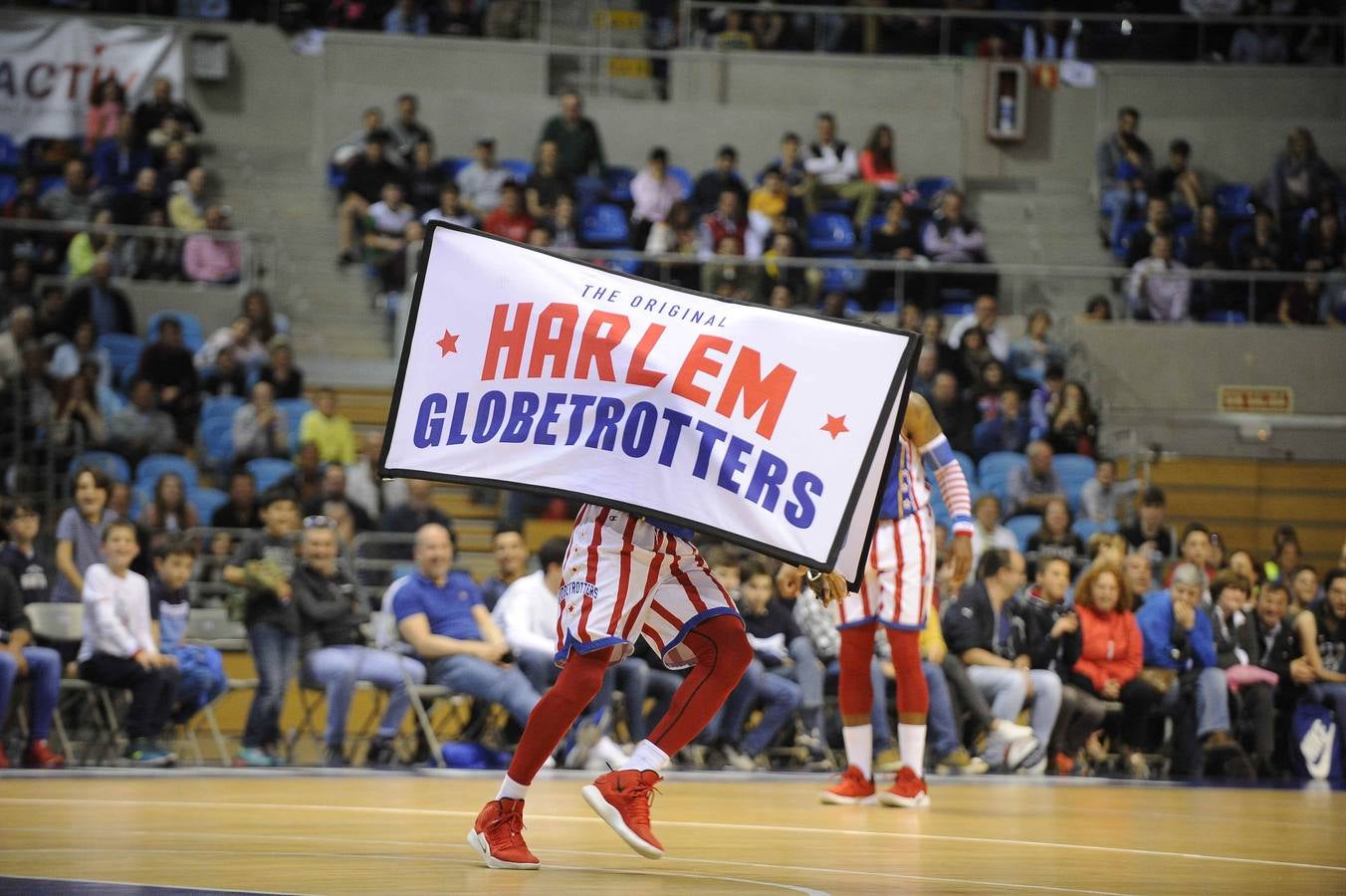 Los Harlem Globetrotters, un equipo que nació allá por 1926 en Illinois llegó este ounes a Santander, dentro de su gira 'Fan Powered World Tour', con un show dedicado a sus seguidores y que ha combinado buen basket, malabares, humor y sobre todo ha tenido al público como protagonista. Este lunes los míticos Globetrotters han estado en el Palacio de los Deportes, donde han sido recibidos por la alcaldesa santanderina, Gema Igual y por cientos de entregados seguidores, que han disfrutado de su espectáculo y de su partido ante los Washington Generals, a los que, como es habitual, han ganado 