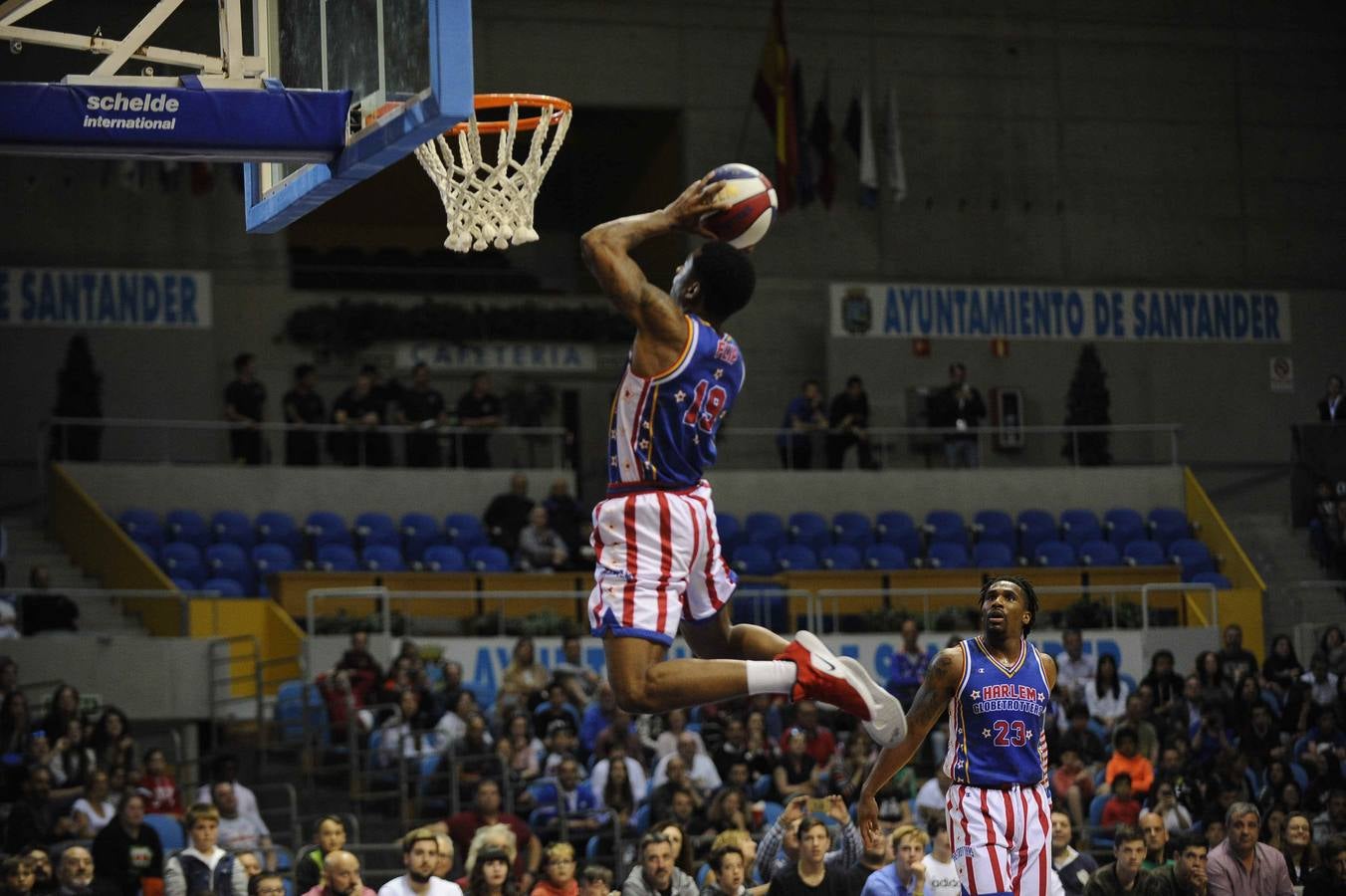 Los Harlem Globetrotters, un equipo que nació allá por 1926 en Illinois llegó este ounes a Santander, dentro de su gira 'Fan Powered World Tour', con un show dedicado a sus seguidores y que ha combinado buen basket, malabares, humor y sobre todo ha tenido al público como protagonista. Este lunes los míticos Globetrotters han estado en el Palacio de los Deportes, donde han sido recibidos por la alcaldesa santanderina, Gema Igual y por cientos de entregados seguidores, que han disfrutado de su espectáculo y de su partido ante los Washington Generals, a los que, como es habitual, han ganado 