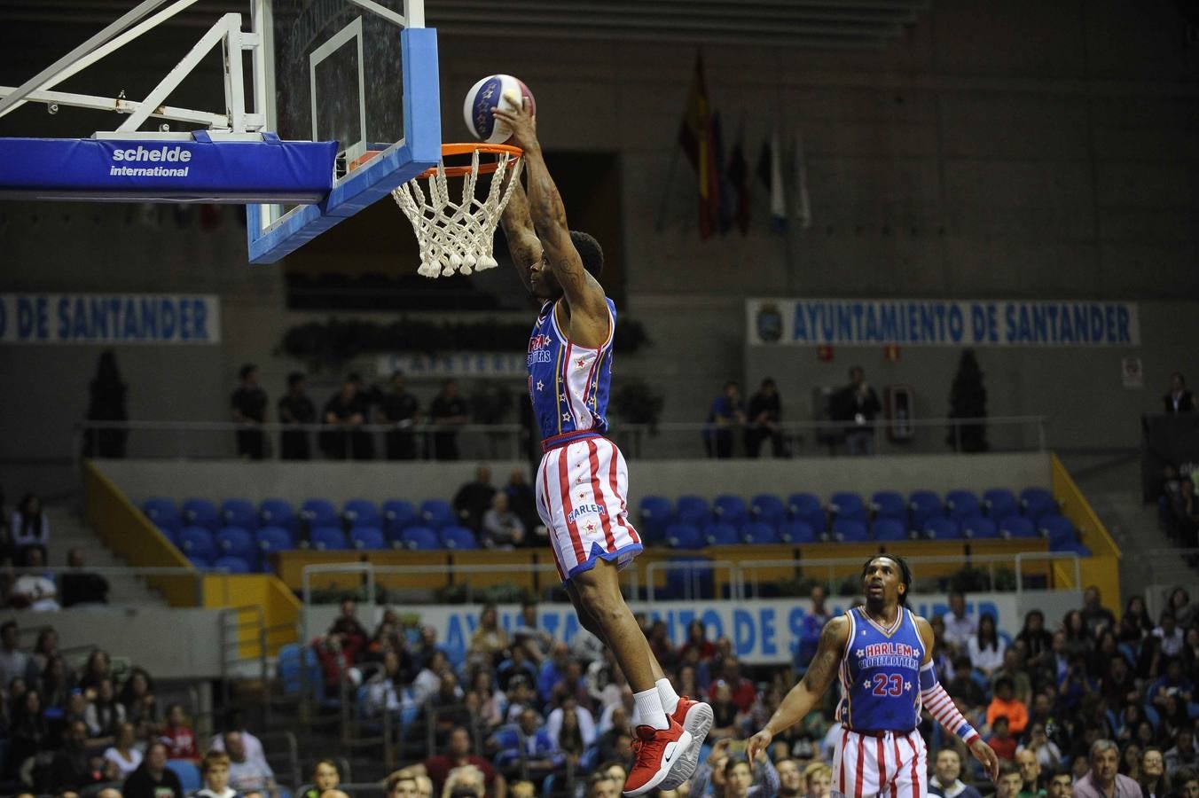 Los Harlem Globetrotters, un equipo que nació allá por 1926 en Illinois llegó este ounes a Santander, dentro de su gira 'Fan Powered World Tour', con un show dedicado a sus seguidores y que ha combinado buen basket, malabares, humor y sobre todo ha tenido al público como protagonista. Este lunes los míticos Globetrotters han estado en el Palacio de los Deportes, donde han sido recibidos por la alcaldesa santanderina, Gema Igual y por cientos de entregados seguidores, que han disfrutado de su espectáculo y de su partido ante los Washington Generals, a los que, como es habitual, han ganado 