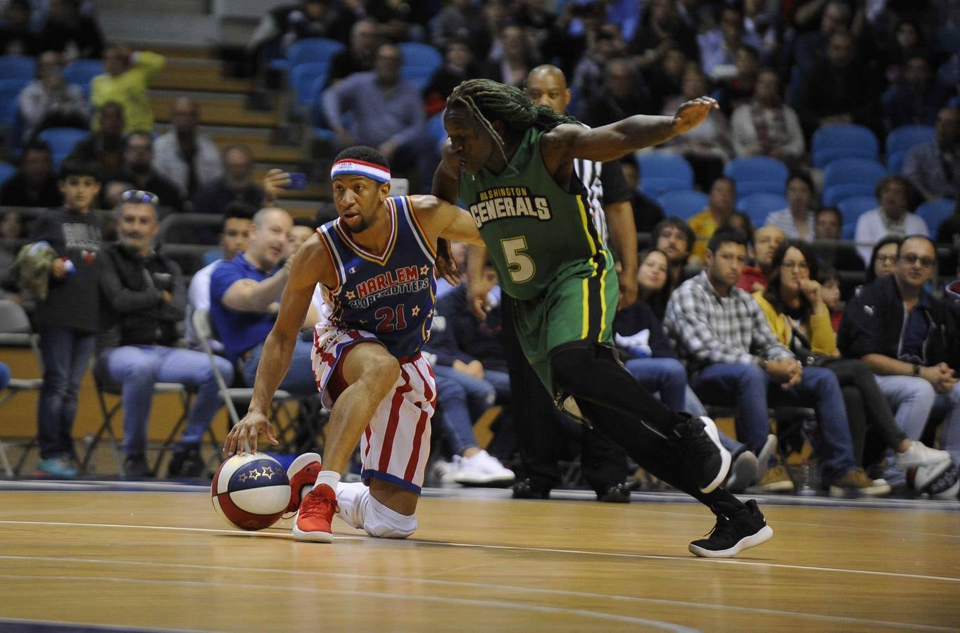 Los Harlem Globetrotters, un equipo que nació allá por 1926 en Illinois llegó este ounes a Santander, dentro de su gira 'Fan Powered World Tour', con un show dedicado a sus seguidores y que ha combinado buen basket, malabares, humor y sobre todo ha tenido al público como protagonista. Este lunes los míticos Globetrotters han estado en el Palacio de los Deportes, donde han sido recibidos por la alcaldesa santanderina, Gema Igual y por cientos de entregados seguidores, que han disfrutado de su espectáculo y de su partido ante los Washington Generals, a los que, como es habitual, han ganado 