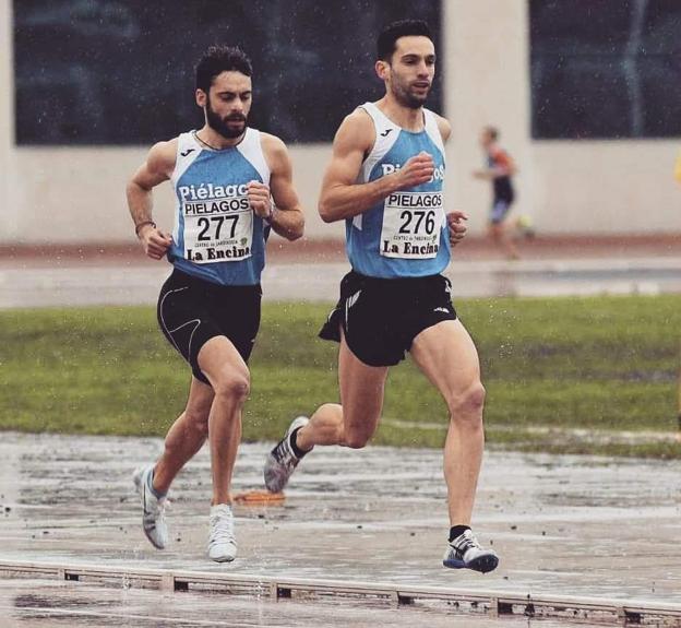 Los hermanos Iván y Fernando Sainz Ruiz en 1.500 pista dela Albericia, 2018.