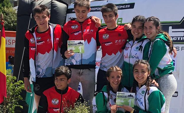 Los cadetes de Cantabria que han logrado la medalla de oro junto a las atletas de andalucía, oro en la categoría cadete femenina.