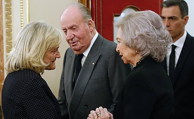 La viuda de Rubalcaba con los Reyes eméritos