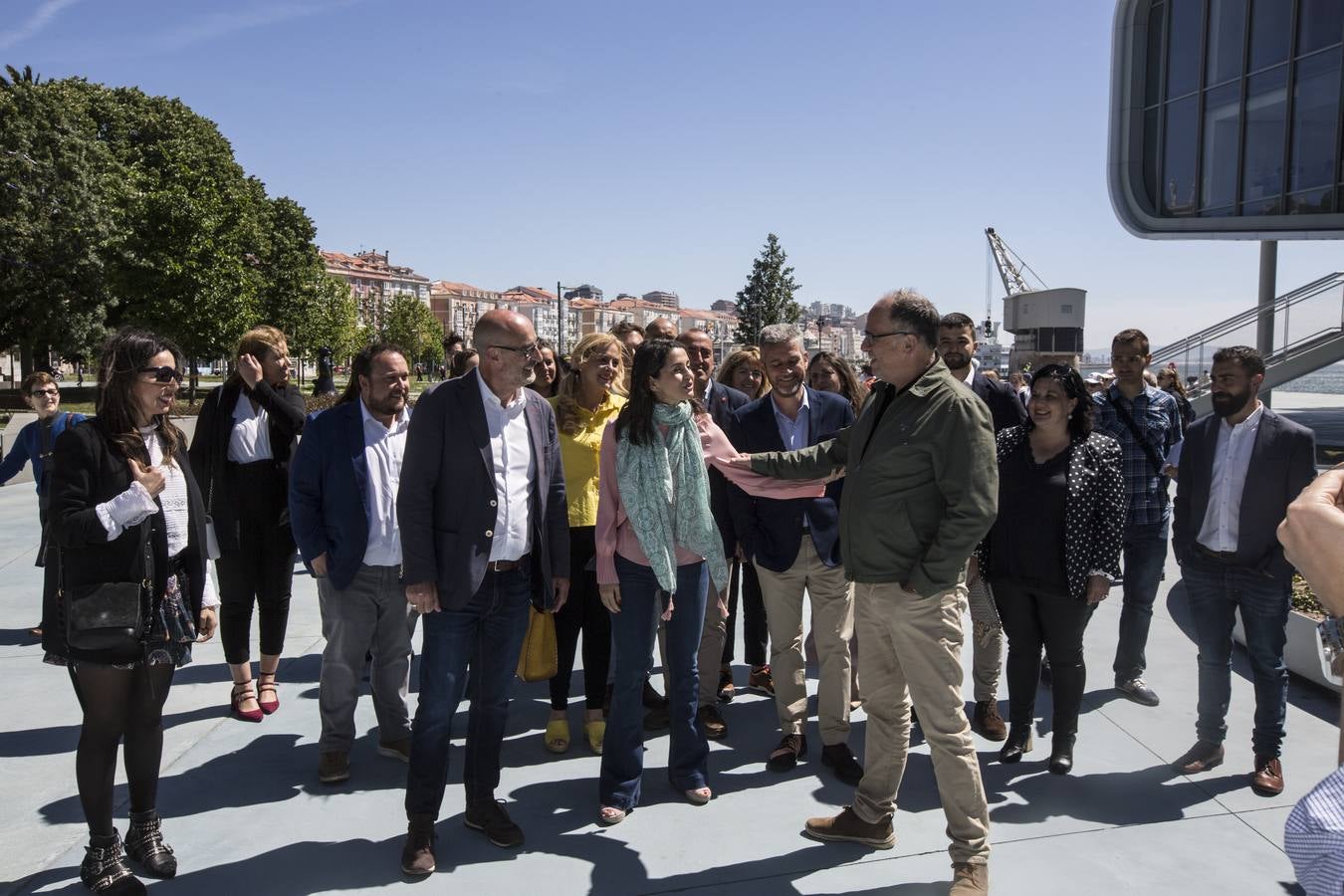 Un ciudadanos se dirige a Inés Arrimadas durante el paseo por el centro de la ciudad