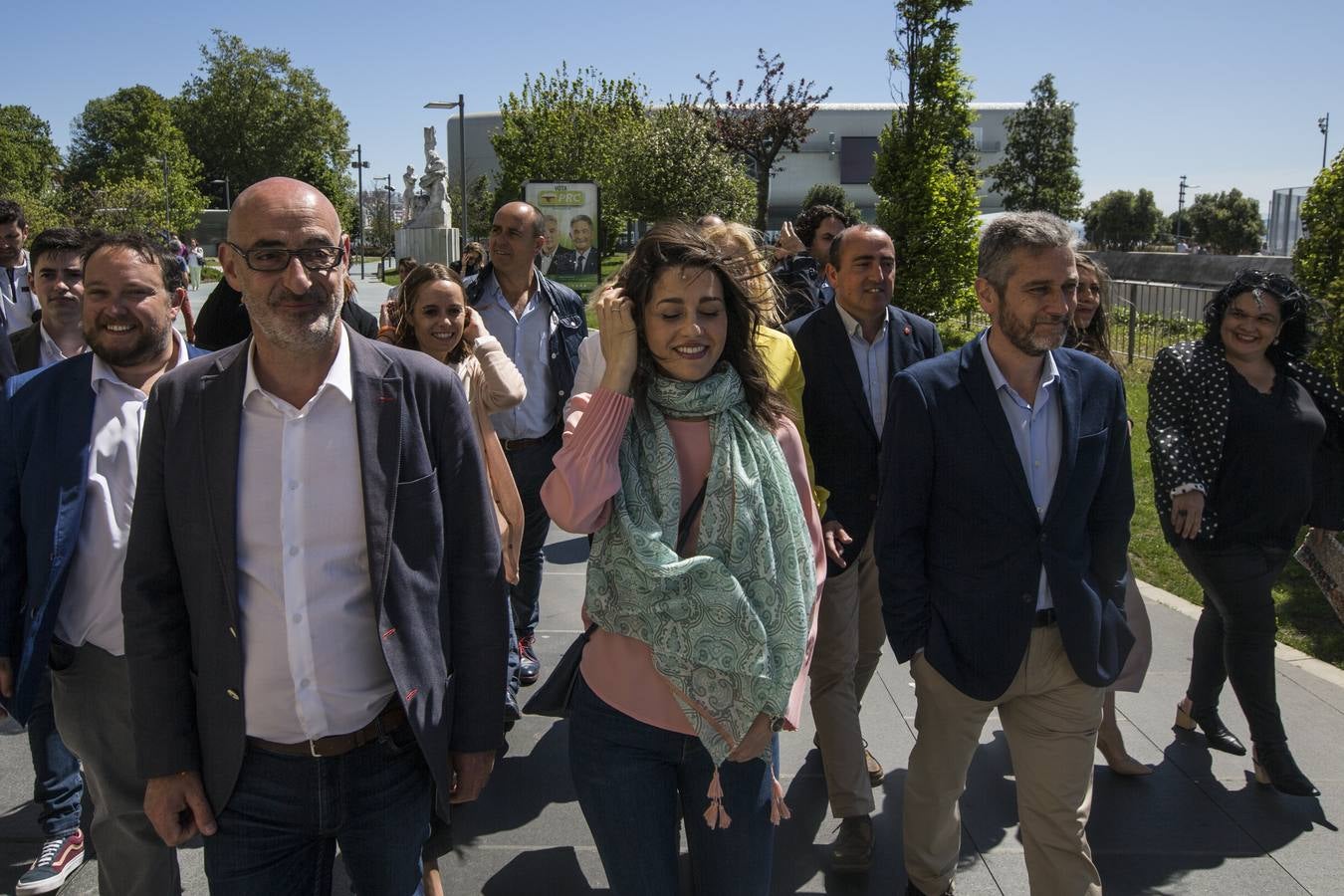 Arrimadas y los candidatos de Cantabria dieron un paseo por el frente marítimo