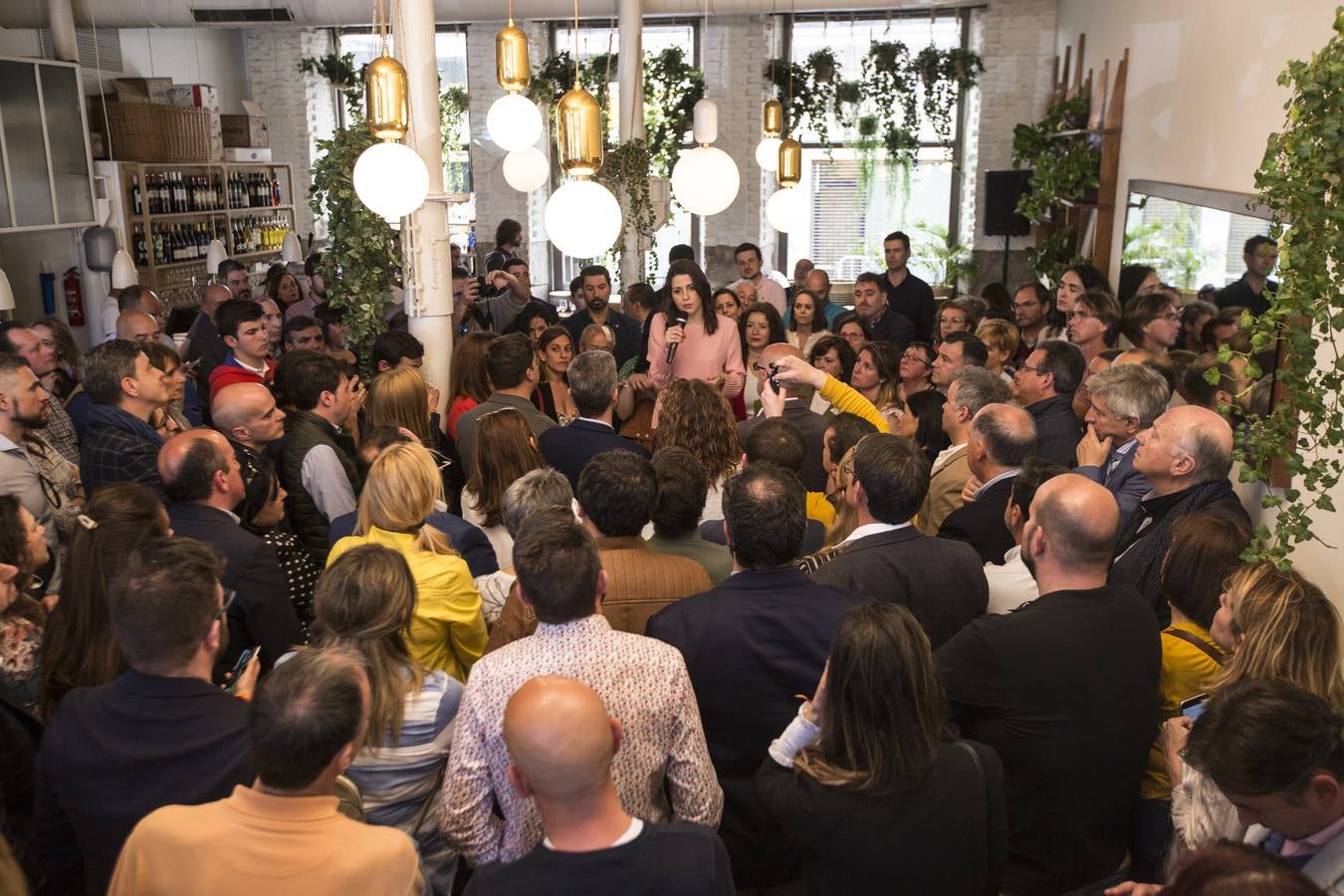 La diputada de Ciudadanos citó a afiliados y simpatizantes en un restaurante de la ciudad.