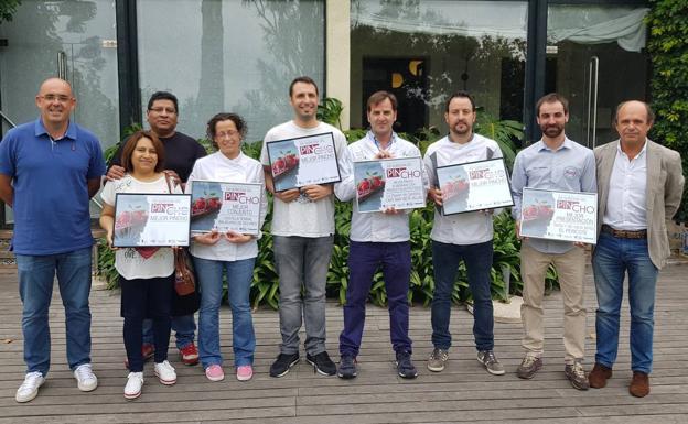 Galería. De izquierda a derecha, Pablo Alonso, Carmen Moreno y su marido Harry Gallardo, Tere Lavín, Francisco Cotera, Sebastián Larralde, Rubén Peña, César Muriedas y Pedro Vega-Hazas, posan después de la concesión de los premios.