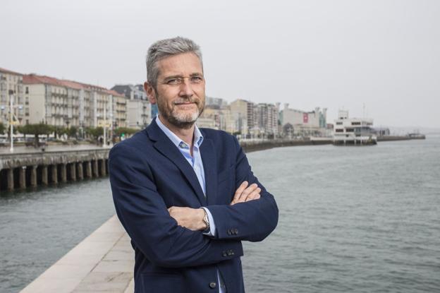 Ceruti, con el muelle y los edificios del Paseo de Pereda a su espalda. :: javier cotera