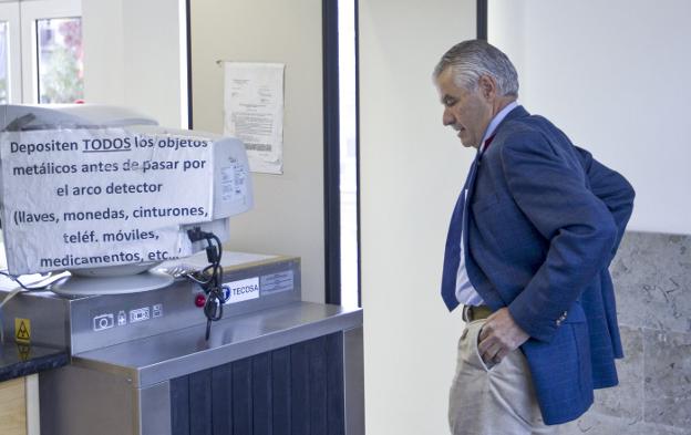 El expresidente del Racing, Francisco Pernía, accede a la sede judicial de las Salesas en 2014.