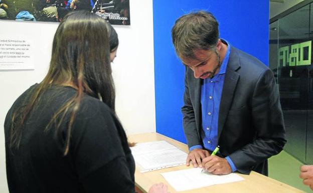 Siro del Barrio, el lunes, durante la entrega de su solicitud en El Malecón.