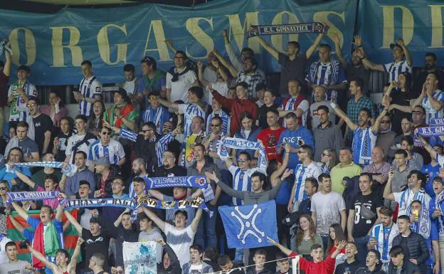 Imagen de aficionados de la Gimnástica en el derbi ante el Racing en El Malecón.