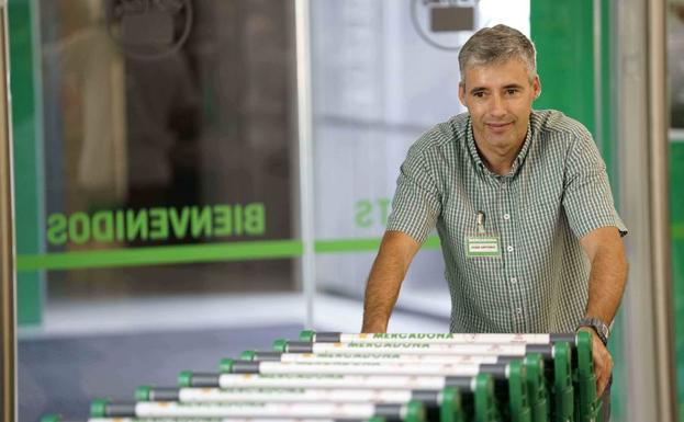 Trabajador en una tienda de Mercadona.