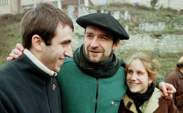 'Josu Ternera' con sus hijos, tras ser puesto en libertad en 2000.