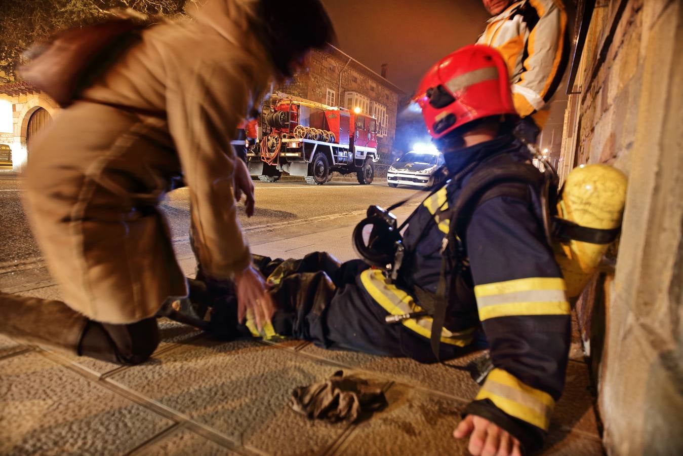 Bombero herido durante la extinción de un incendio en una casa situada frente a la gasolinera de Cabezón de la Sal (febrero 2002).