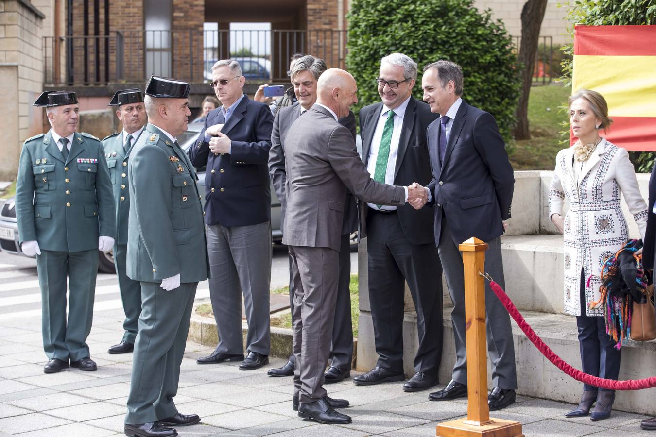 La Guardia Civil de Cantabria ha celebrado este jueves un acto institucional para conmemorar el 175 aniversario de su fundación, en el que se ha condecorado a 20 sargentos, cabos y guardias, y que ha concluido con una exposición de las unidades del Instituto Armado