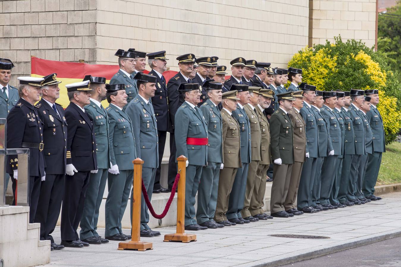 La Guardia Civil de Cantabria ha celebrado este jueves un acto institucional para conmemorar el 175 aniversario de su fundación, en el que se ha condecorado a 20 sargentos, cabos y guardias, y que ha concluido con una exposición de las unidades del Instituto Armado