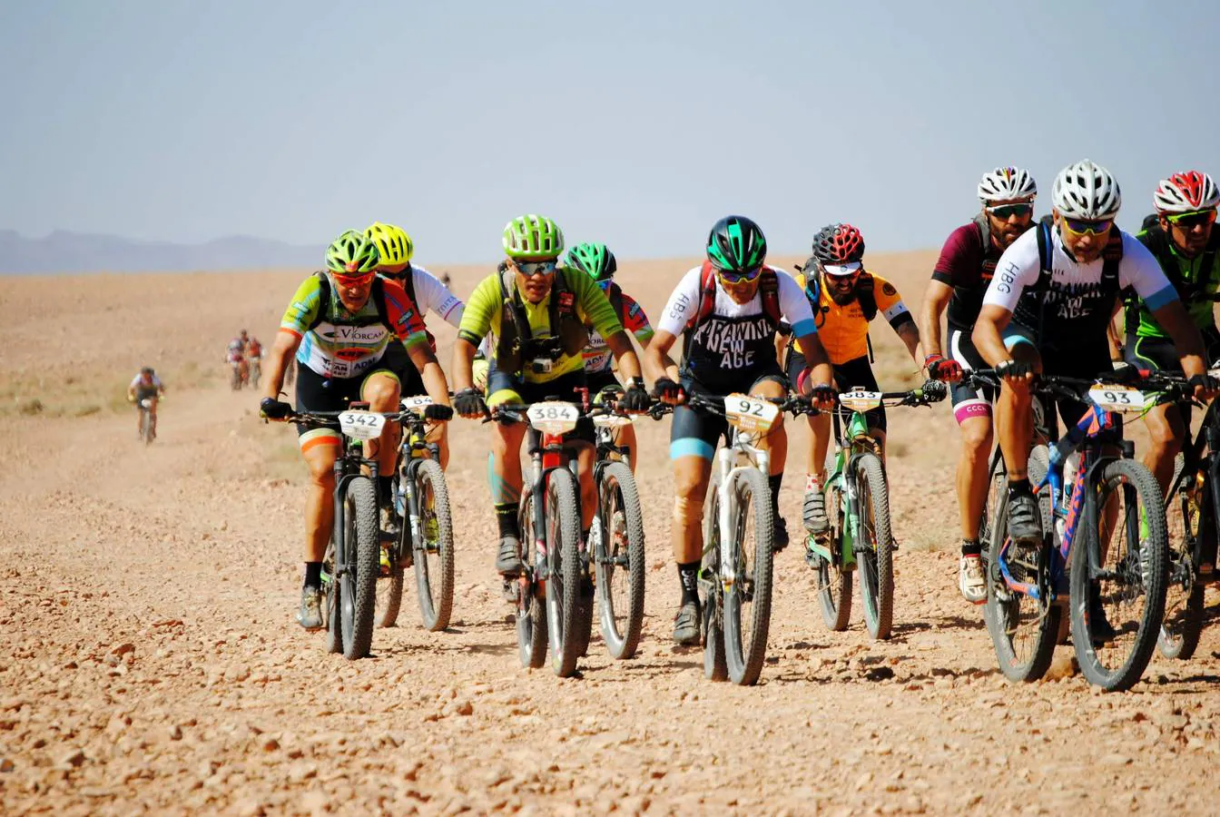 José Manuel Alonso, segundo por la izquierda, pedalea durante una de las etapas de la Titan Desert 2019.