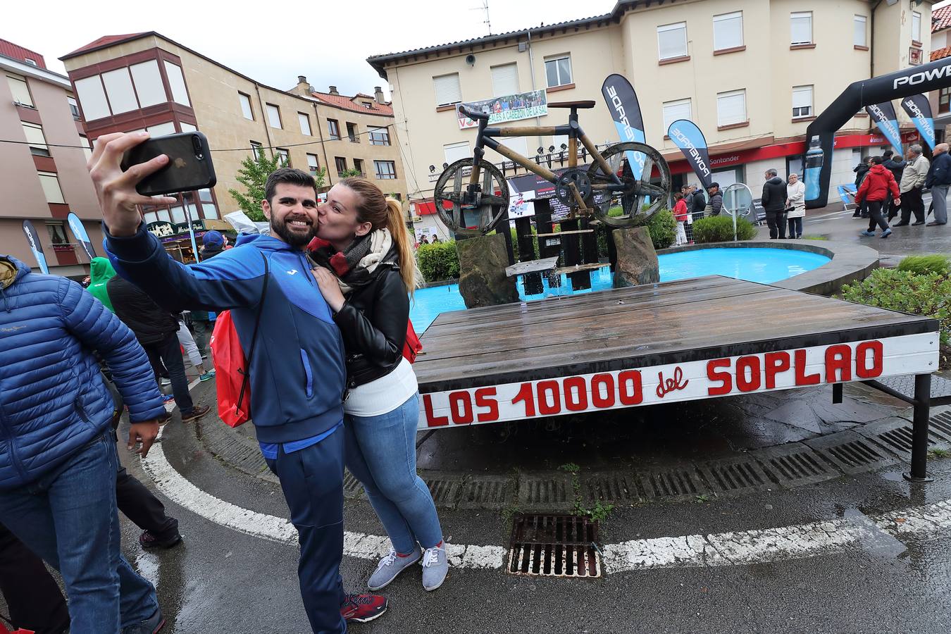 Los participantes y seguidores de 'Los 10.000 del Sopla' llenan de ambiente las 'calles de Cabezón de la Sal en los instantes previos al inicio de la prueba.