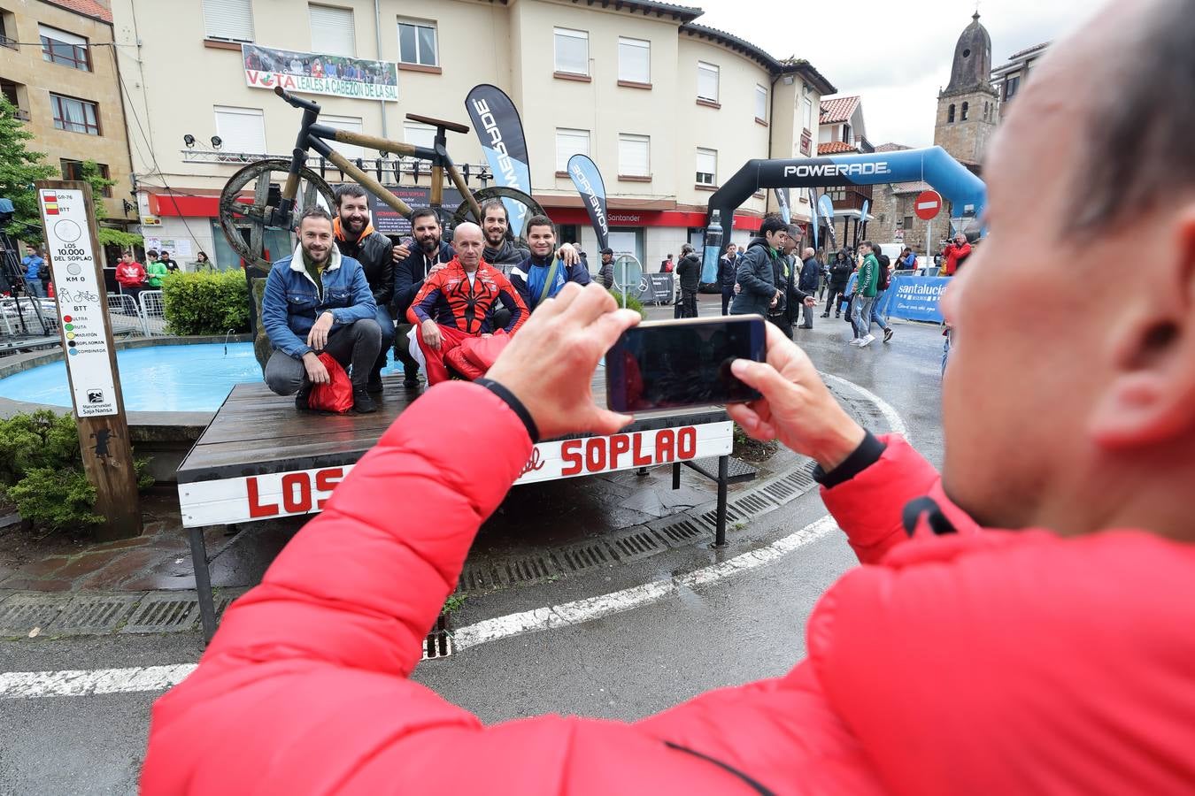 Los participantes y seguidores de 'Los 10.000 del Sopla' llenan de ambiente las 'calles de Cabezón de la Sal en los instantes previos al inicio de la prueba.